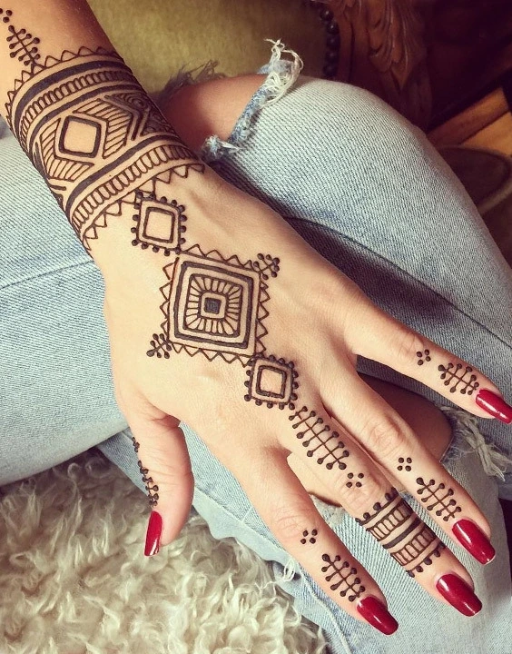 Geometric finger mehndi design 2024